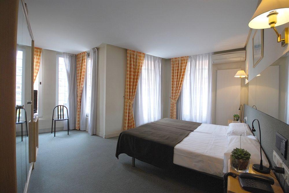 Hotel Avenida Pamplona Szoba fotó