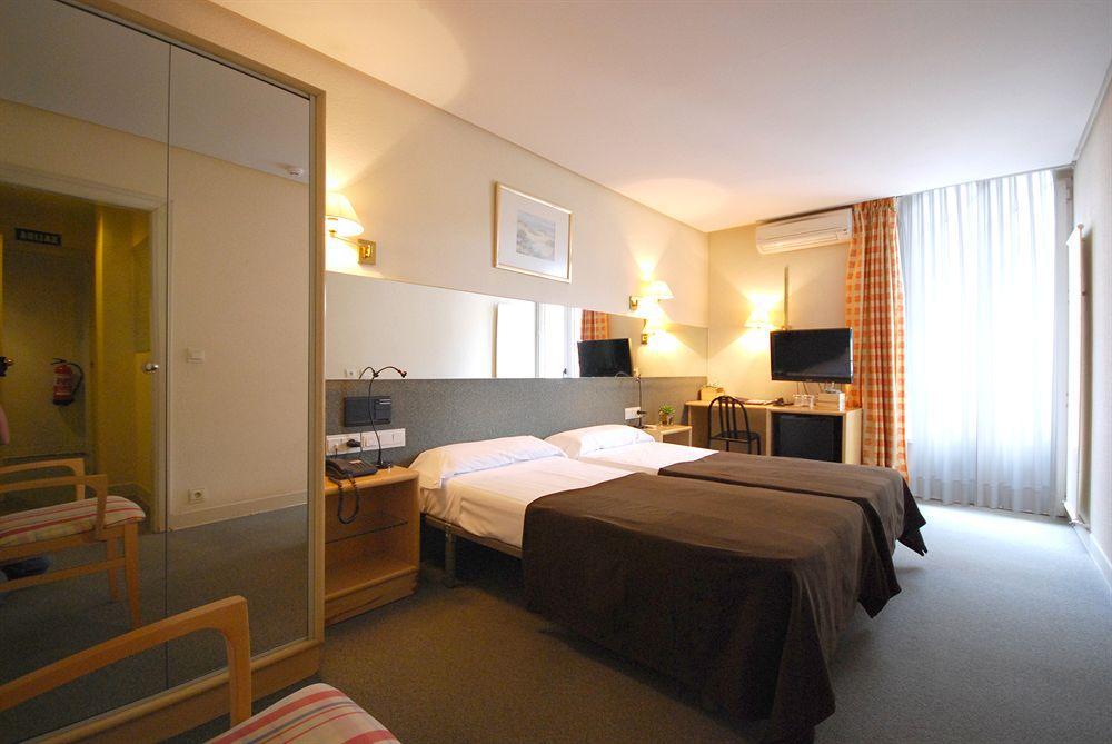 Hotel Avenida Pamplona Szoba fotó